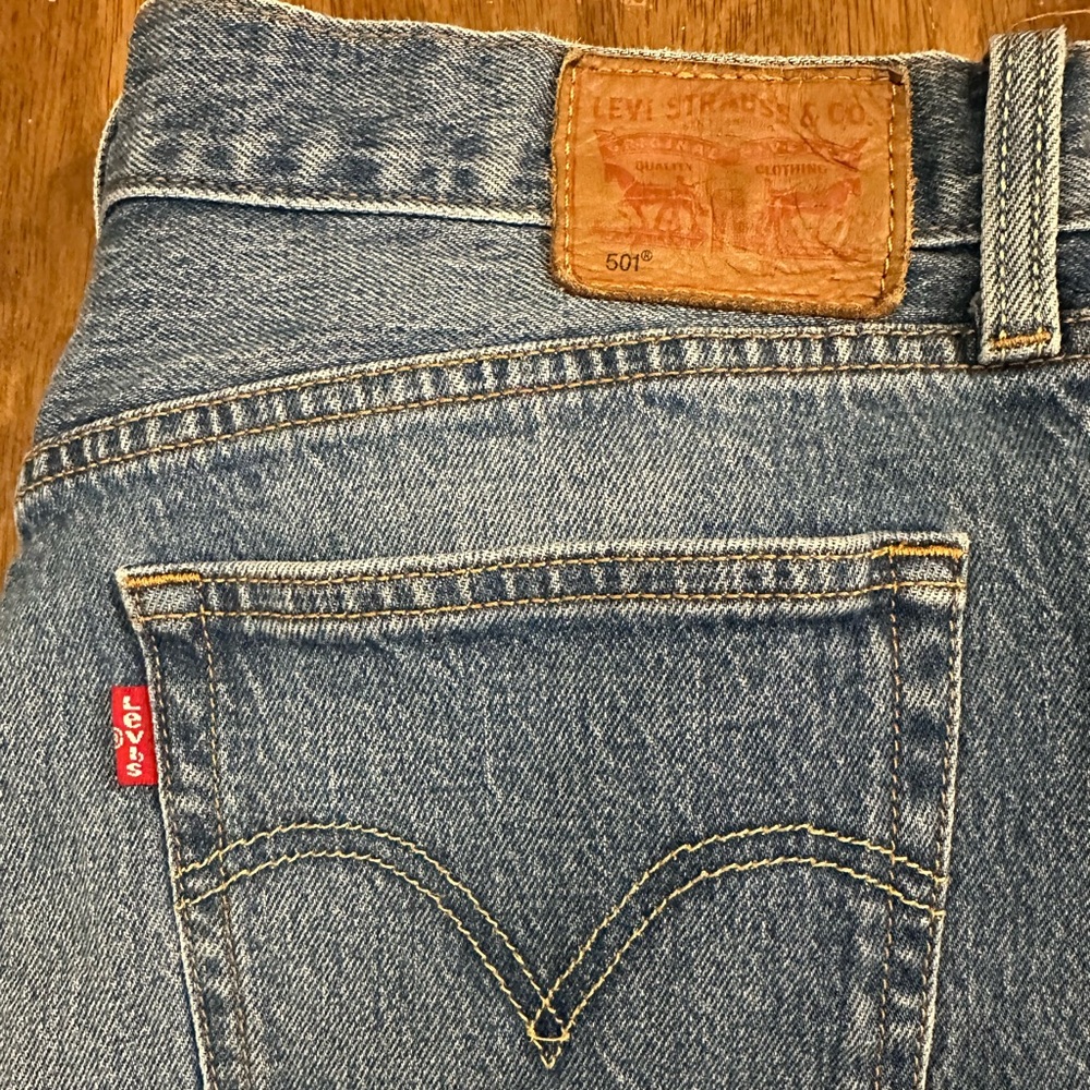 Levi’s 501 XX Classic Blue Cropped Stretch Distressed Jeans - Picture 2 of 9